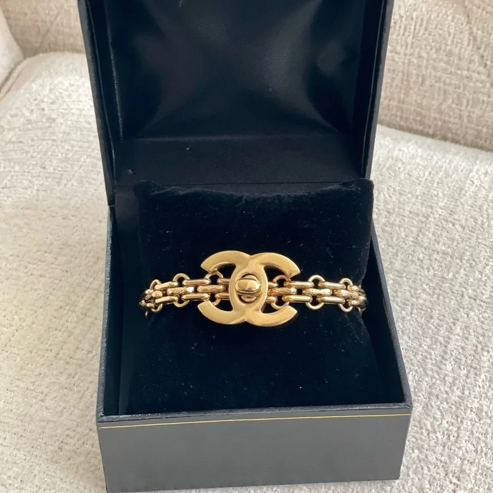 Chanel CC Turnlock Reissue Chain Link Bracelet - Picture 2 of 14